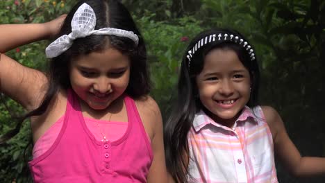 Hermanas-o-amigos-en-agua-lluvia