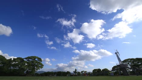 Cielo-despejado-y-nube-con-moderna-windmill-lapso-de-tiempo