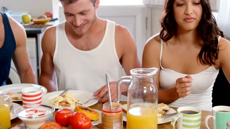 Smiling-friends-having-breakfast