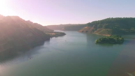 Vista-aérea-de-4K-por-encima-del-lago-chabot