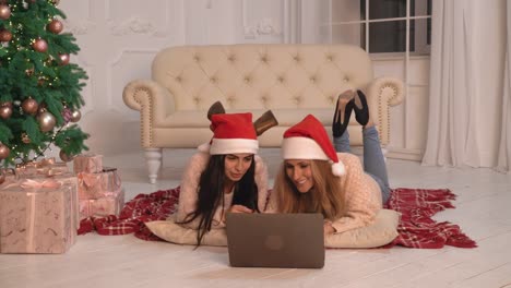 Dos-mujeres-felices-disfrutan-de-Navidad-en-casa