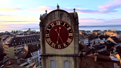 vista-aérea-de-Vintage-Bell-Tower-en-Neuchatel,-Suiza