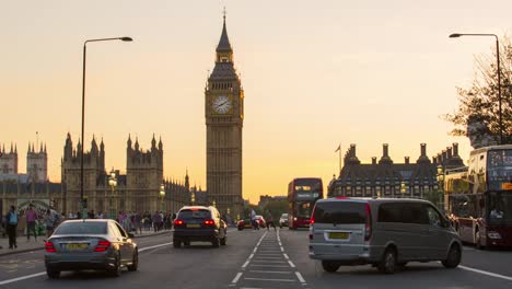 Londres,-el-tráfico-en-el-puente-de-Westminster