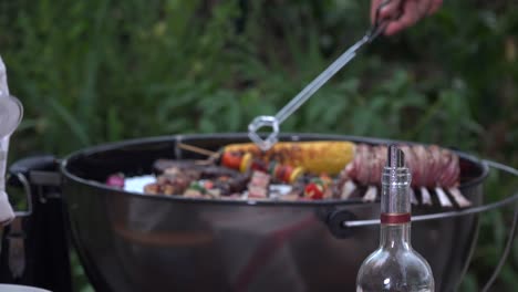 People-having-drinks-outdoors-talking-and-toasting-wine-glasses