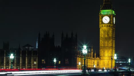 Lapso-de-tiempo-4K-de-tráfico-frente-a-Big-Ben-por-la-noche