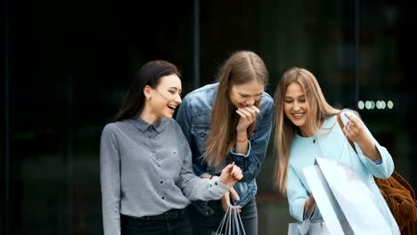 Drei-junge-Frauen-ihre-Neuanschaffungen-miteinander-teilen