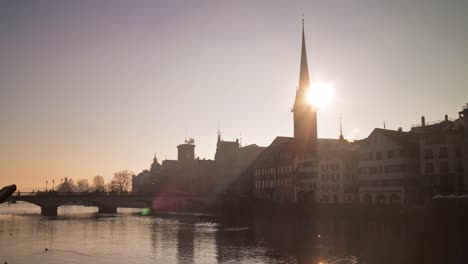 Suiza-cielo-atardecer-famoso-zurich-río-señora-minster-Catedral-panorama-4k-lapso-de-tiempo