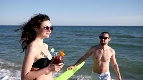 fin-de-semana-de-playa-para-las-personas,-pareja-de-vacaciones-en-el-amor-en-islas-exóticas,-amantes-y-caminando-con-cócteles