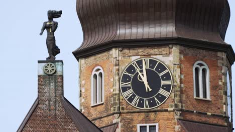 Cerrar-vista-de-reloj-St-Katharinen-en-Hamburgo