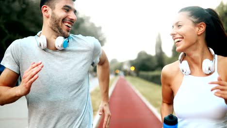 Hermosa-pareja-correr-y-entrenamiento-al-aire-libre