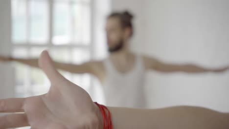 joven-deportivo-hombre-y-mujer-haciendo-yoga-de-ashtanga