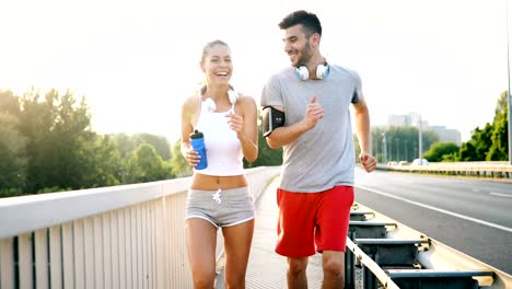 Hombre-atractivo-y-bella-mujer-correr-juntos