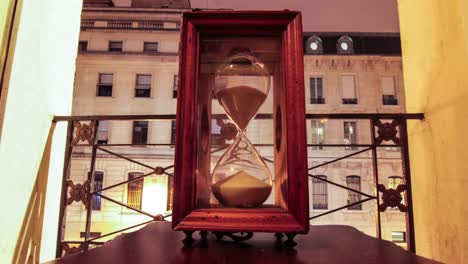 Hourglass-At-Sunset-Time-Lapse-Paris-France