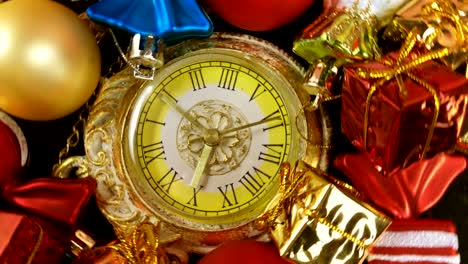 Hermosos-relojes-y-juguetes-de-Navidad.-Se-mueven-en-un-círculo.