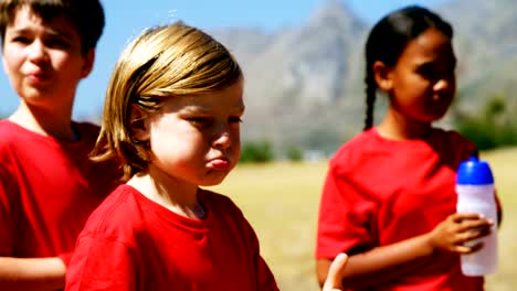 Agua-potable-de-los-niños-en-el-campamento-de-arranque