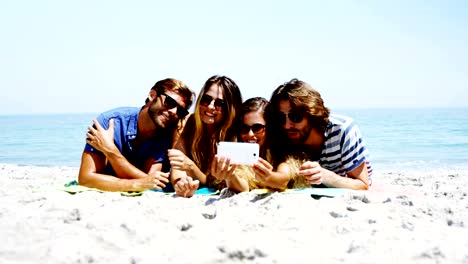 Amigos-tomando-un-selfie-en-teléfono-móvil-en-la-playa