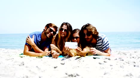 Freunde-nehmen-eine-Selfie-auf-Handy-am-Strand