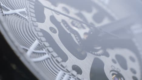 Reloj-tourbillon-giratorio-macro-slowmotion