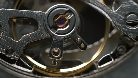 Reloj-tourbillon-giratorio-macro-slowmotion