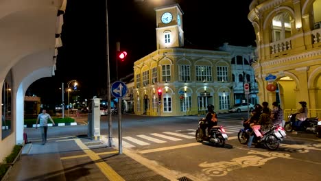 Lapso-de-tiempo-de-4K-de-Phuket-edificios-torre-del-reloj,-antiguo-edificio-en-la-noche-tiempo-ciudad-de-phuket-Tailandia