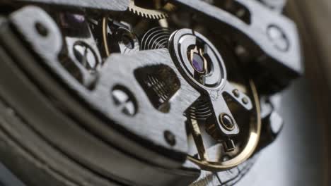 Reloj-tourbillon-giratorio-macro-slowmotion