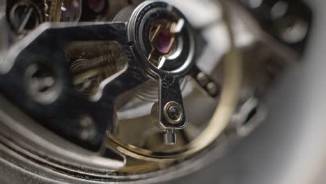 Reloj-tourbillon-giratorio-macro-slowmotion