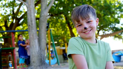 Junge-sitzt-auf-dem-Spielplatz-4k