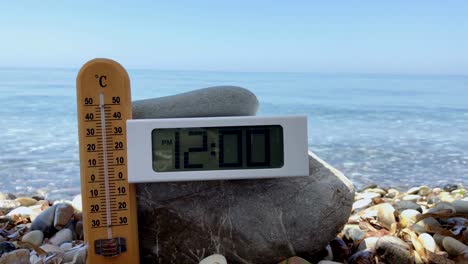 Thermometer-zeigt-die-Temperatur-der-Luft-um-die-Mittagszeit-am-Strand