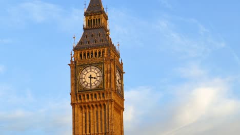 Aufnahmen-von-Big-Ben-Tower-gegen-strahlend-blauen-Himmel-In-London,-Vereinigtes-Königreich.