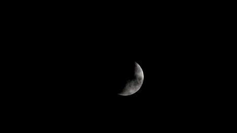 Dunkle-Wolken-bedeckt-den-Mond