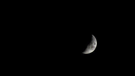 Dunkle-Wolken-bedeckt-den-Mond