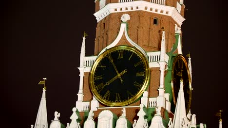 Big-clock-on-the-Spasskaya-tower-in-Kremlin.-Historic-landmark-in-Moscow,-Russia