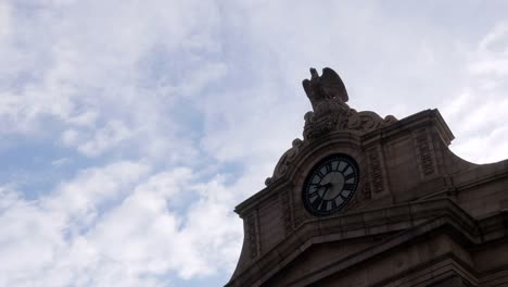 Lapso-de-tiempo-de-las-nubes-en-movimiento-detrás-de-edificio-Terminal