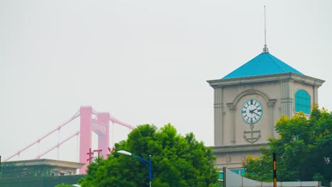 Wuhan-Stadt-Tag-Zeit-Uhrturm-berühmte-Brücke-Panorama-4-k-Zeit-hinfällig,-china