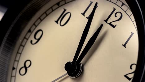vintage-reloj-de-alarma-está-mostrando-movimiento-de-mediodía-o-medianoche.-Es-12:00,-día-de-fiesta-feliz-año-nuevo-festivo-y-concepto-de-Navidad-o-un-almuerzo,-Time-lapse