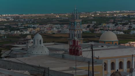 panorama-los-tejados-de-la-iglesia-torre-del-reloj-de-día-soleado-santorini-isla-fira-ciudad-4-tiempo-k-caer-Grecia