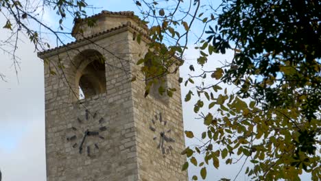 Montenegro,-Bar.-Restos-de-la-antigua-fortaleza.-Torre-del-reloj.-Zoom-de-alejamiento