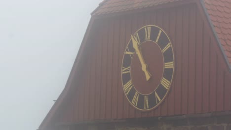 Parroquia-Iglesia-de-San-Nicolás-reloj-en-Neuleiningen,-Alemania