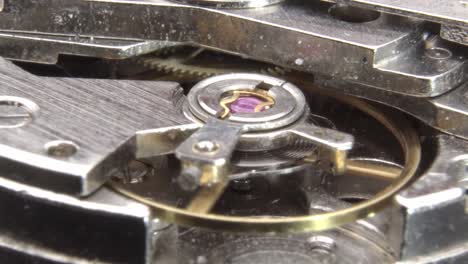 The-mechanism-of-old-watches