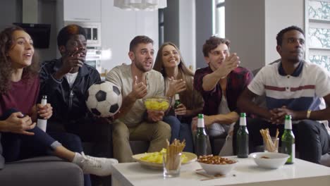 Freunde-Fussball-im-Fernsehen