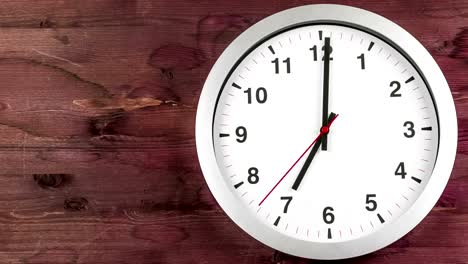 de-es-7:00-ya,-el-tiempo-de-despertar-para-desayunar,-alarma-metálico-blanco-moderno-reloj-de-pared-en-madera-oscura