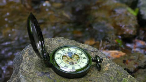 Reloj-de-bolsillo-con-río-en-fondo