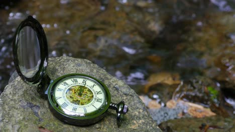 Taschenuhr-mit-Fluss-im-Hintergrund