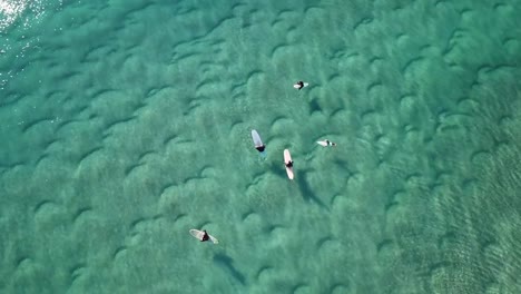 Eine-Luftaufnahme-des-Strandes