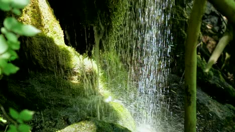 Zeitlupe,-Wasserfall,-Strom-in-Bergen-in-high-Speed-Frame-rate