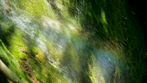 Zeitlupe,-Wasserfall,-Strom-in-Bergen-in-high-Speed-Frame-rate