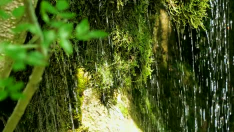 Lenta,-cascada,-arroyo-en-las-montañas-en-la-velocidad-de-fotogramas-de-alta-velocidad