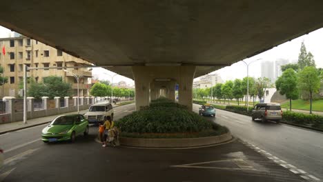 Puente-de-día-de-lluvia-tráfico-de-la-ciudad-de-wuhan-en-china-panorama-4k