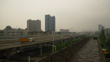 Regentag-Wuhan-Stadt-berühmten-alten-Tempel-Fußgängerbrücke-Panorama-4k-china