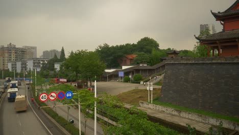 Regentag-Wuhan-Stadt-Verkehr-Straße-Straße-Kreuzung-Panorama-4k-china